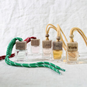 Car perfume met naam en walnoothouten dop