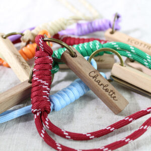 Gepersonaliseerde houten sleutelhanger met naam voor doopsuiker
