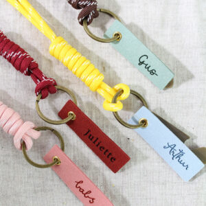 Gepersonaliseerde houten sleutelhanger met naam voor doopsuiker