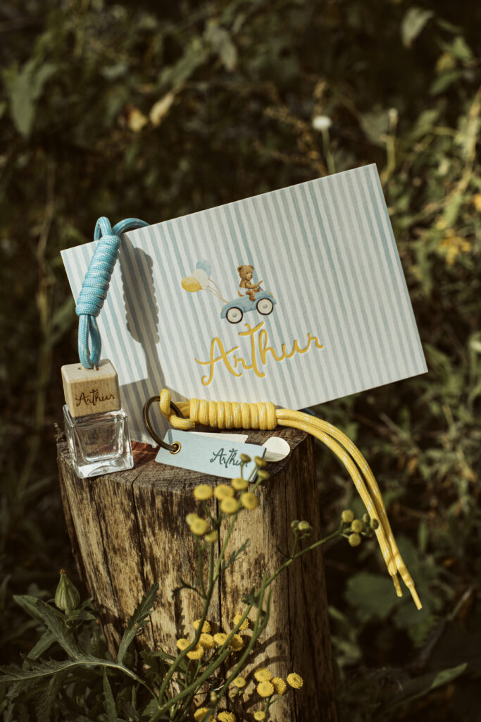 Car perfume en flesopener met kleurrijke veter als doopsuiker