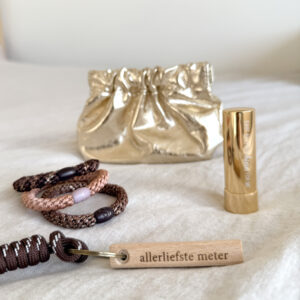 The Golden Mini, gouden cadeautasje met gepersonaliseerde sleutelhanger en kleurrijke veter van Studio Blanche